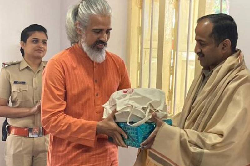 bharat shetty receiving a gift as a token of gratitude for his philanthropy