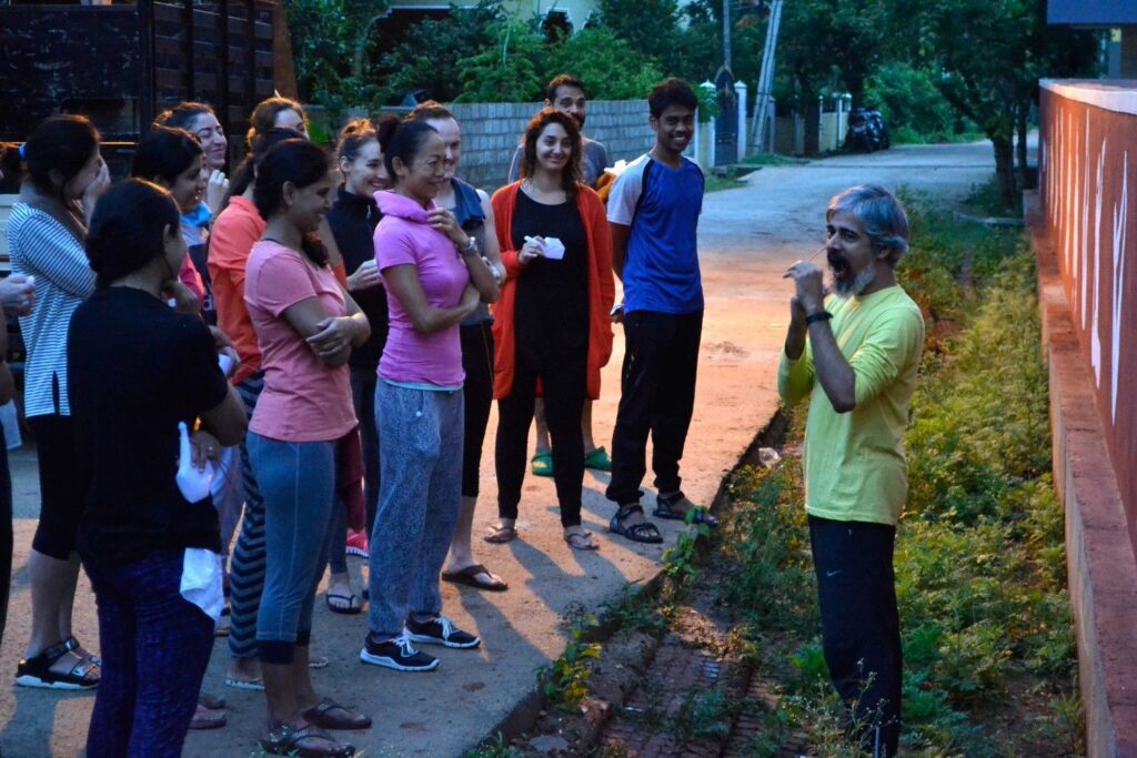students learning how to do sutra neti from bharat shetty